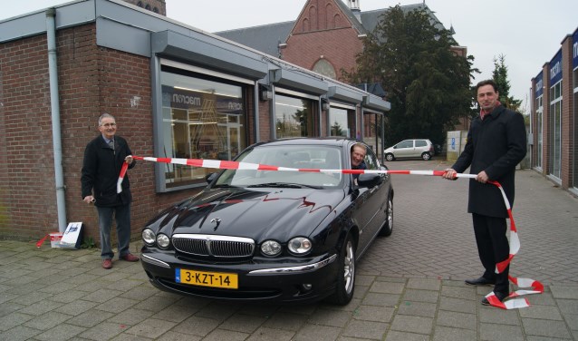 Wethouder Hans de Waal opende de parkeerplaats Raadhuispassage met door een lint te rijden.