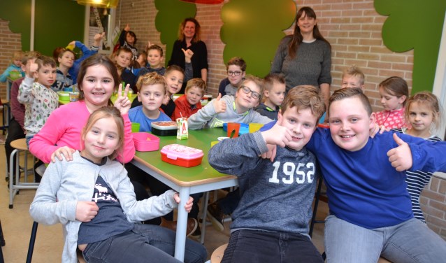 Het is druk én gezellig in het overblijflokaal op de Sint Maartenschool.