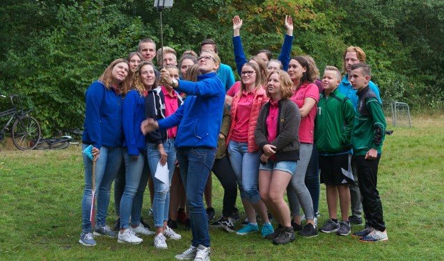 Voor de zieke thuisblijvers Sophie, Indy en Emiel werd nog even een beterschapswens op een filmpje gezet door de leiding.