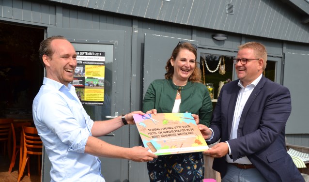 Wethouders Patrick van der Velden (rechts) en Petra Lepolder geven de kick-off samen met een afgevaardigde van ontwerp- en tekenbureau Peerdrops.