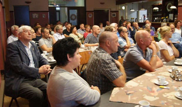 Een vol gemeenschapshuis bij de uitleg over het toekomstig bedrijventerrein de Ster vanLepelstraat.