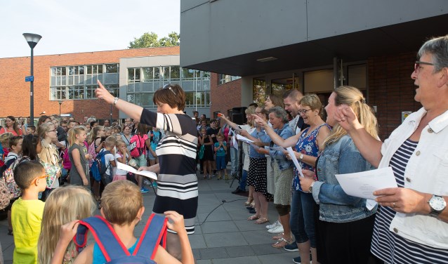 Zingen van het 'Eerste schooldag lied' op basisschool de Dobbelsteen.