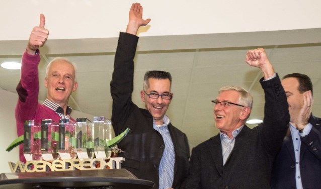 Voorzitter Erik de Laet, bestuurslid Ludo Hoendervangers en secretaris Peter Nuijten juichen voor 'hun' Promotieprijs.