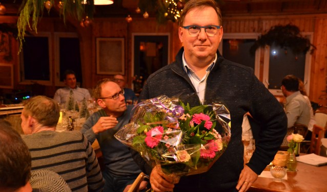 Rien de Weert is op het eindejaarsfeest van AC Olympia gehuldigd omdat hij vijftig jaar lid is van de atletiekclub.