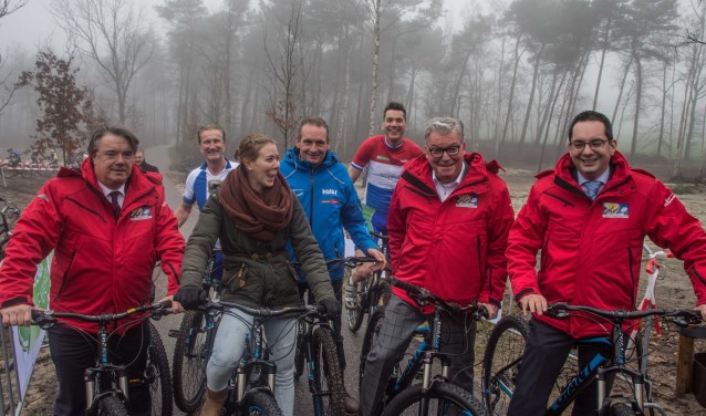 Commissaris van de Koning, burgemeester en wethouders testen met oud-wereldkampioenen de nieuwe wielerbaan.