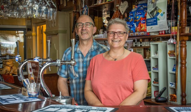 René en Diana Rens hebben altijd visite in café zaal Tivoli.