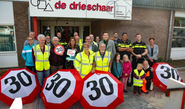 Het gezelschap dat in Ossendrecht de officiële aftrap gaf van de actie tegen te hard rijden.