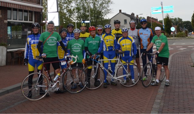 Vertrek 50-jarige Schelderijders bij de kerk in Hoogerheide in oude clubtenues