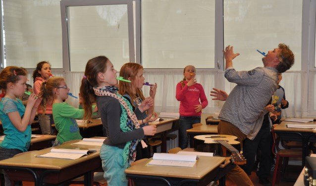 Kinderen leren m.b.v. Kazoo's de werking van houten blaasinstrumenten