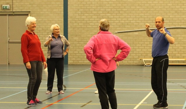 Jacky Jansens tijdens een sportactiviteit voor senioren.
