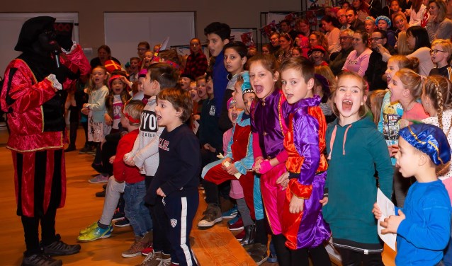 Volop meezingen tijdens de succesvolle Pietenshow van Woehoo in Kloosterhof.