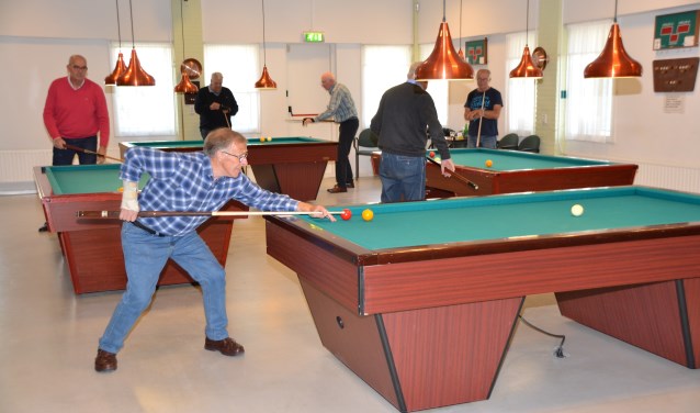Biljarten in ontmoetingscentrum de Wittenhorst waar vier tafels staan.