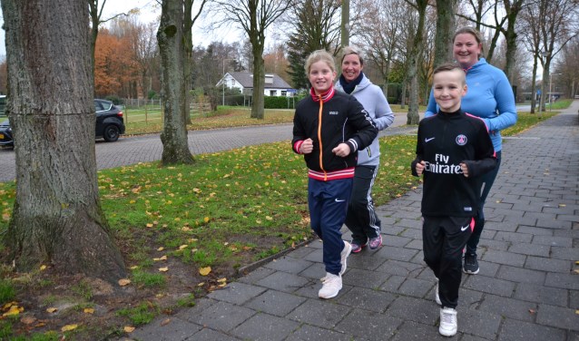 Enthousiast maken deze vier Lepelstraatse sportievelingen hun rondje.