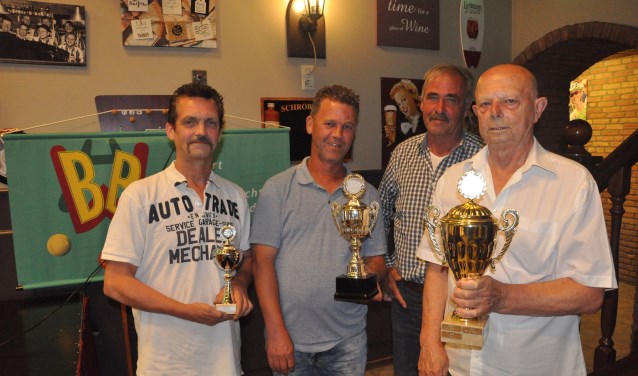 Bij de afsluiting van het biljartcompetitie driebanden werdteam ’t Klavertje uit Hoogerheide algemeen kampioen.