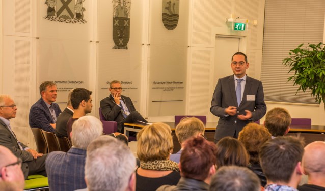 De Woensdrechtse burgemeester Adriaansen spreekt de drie gemeenteraden toe.