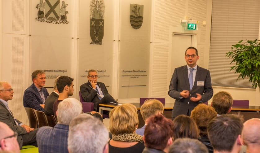 De Woensdrechtse burgemeester Adriaansen spreekt de drie gemeenteraden toe.
