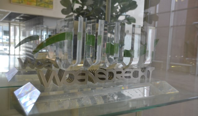 De Promotieprijs prijkt in de hal van het gemeentehuis in Woensdrecht.