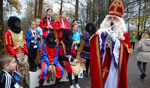 Huldiging van de kinderen bij de surpriseloop door niemand minder dan Sinterklaas.