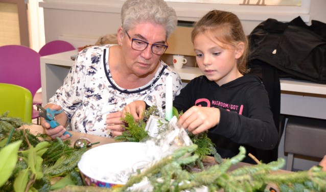Vol aandacht samen kerststukjes maken bij Zo BSO op het Groene Hart.