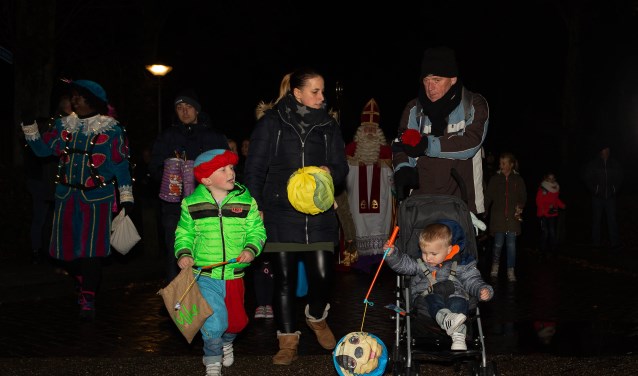 Een kleurrijke stoet vol verlichte lampions trok door het dorp met de Sint.