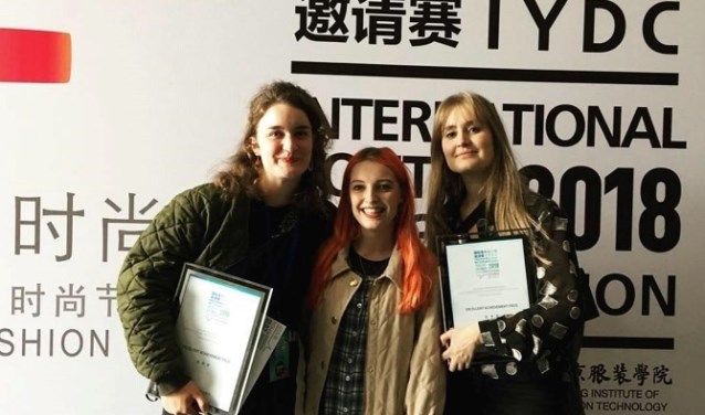 Alicia Minnaard (links) en haar concullega's tijdens de International Young Design Competition.