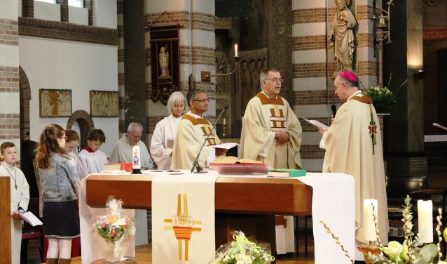 Pastoor Hans de Kort wordt door Mgr. Jan Liesen, bisschop van het bisdom Breda, geïnstalleerd als nieuwe pastoor van de Sint Christoffelparochie en de Sint Annaparochie.