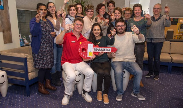 Tandarts Wim van Geest draagt de sleutel van Teamgeest over aan Javier Garcia Baeza en Daniella Sanguino.