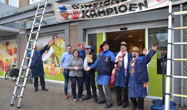 De Geveldweil van Stichting Alterse Carnaval werd bevestigd aan de gevel van de supermarkt aan de Dorpsstraat.
