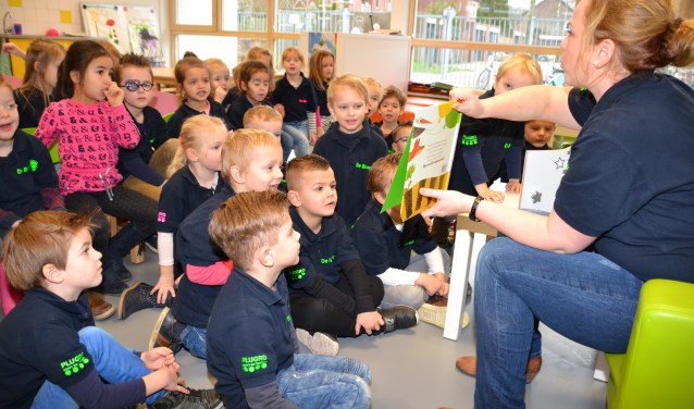 Schoolkinderen genieten bij de afsluiting van de voorleesdagen.