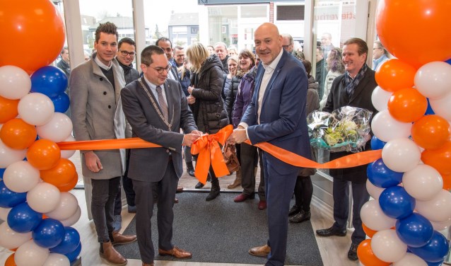 Burgemeester Adriaansen en bankdirecteur Van Diest openen de nieuwe Rabobank in Hoogerheide.