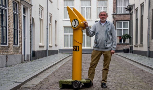 BSD-voorman Louis van der Kallen met zijn beroemde "praatpaal".