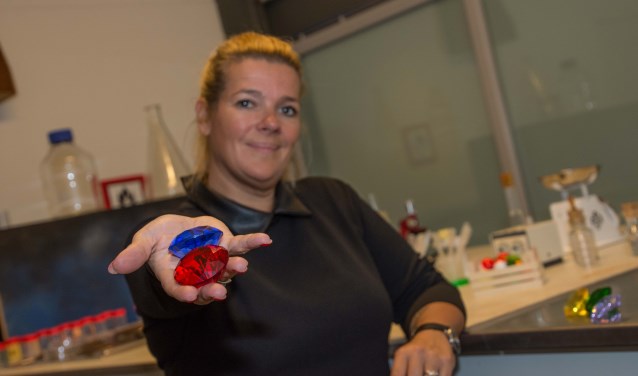 Anne-Rose Broere toont de stenen waarmee je uit de escaperoom kunt ontsnappen.
