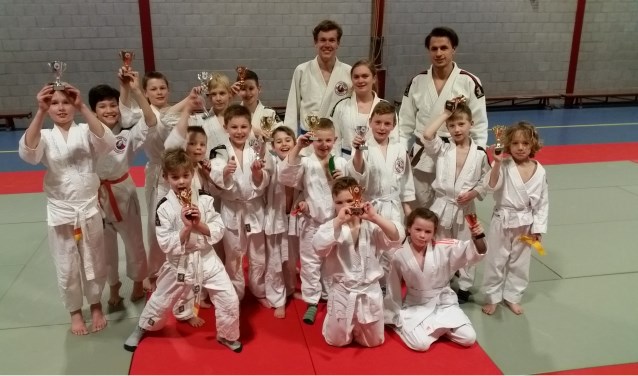 De deelnemers met hun bekers