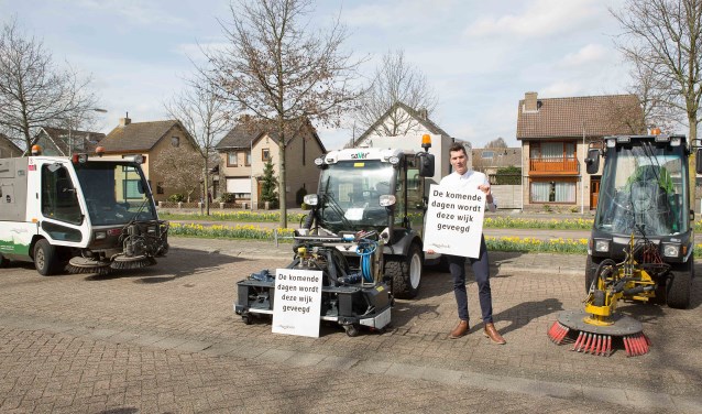 Links de veegmachine, rechts de nieuwe borstelmachine. Wethouder Jeffrey van Agtmaal toont de borden die o.a. de werkzaamheden aankondigen.