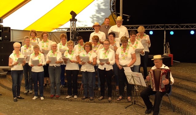 Toontje hoger Toontje lager uit Huijbergen treedt op in Woensdrecht.