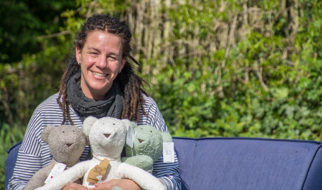 Lia Donkers met haar Cooz en Bear die zowel de CliniClowns als kinderen in het buitenland gelukkig maken.
