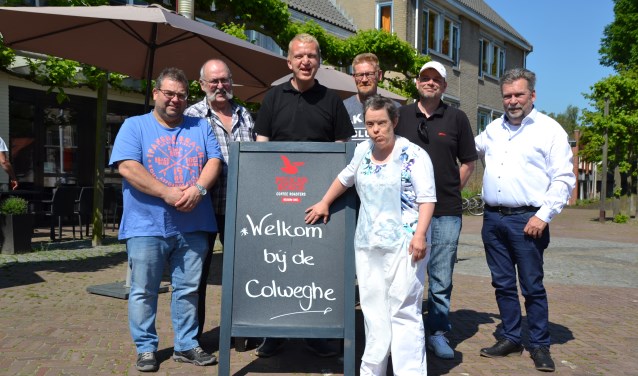 De organisatoren van het koppelbiljarttoernooi samen met mensen van dagactiviteitencentrum de Colweghe.