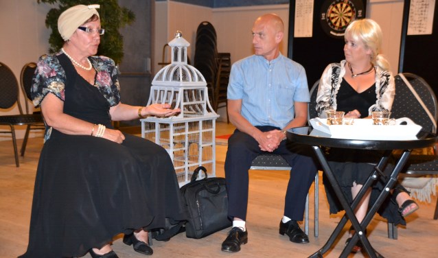 Grande dame actrice Ina met regisseur Leen en oud collega Marja.