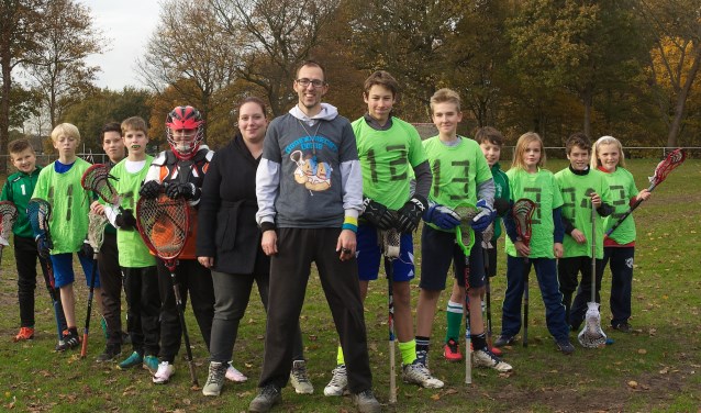 Het Ogers jeugdteam met coach Daniël en zijn vrouw Fleur.