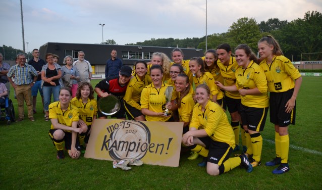 Het kampioensteam MO-15 van RKSV Halsteren bij de huldiging op Sportpark de Beek.