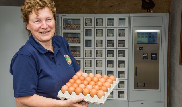 Annelies van Hooijdonk met kakelverse Brabantse Wal Eieren voor de hypermoderne eierautomaat.