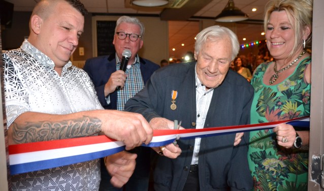 Opa Dingeman Brok (92) knipt het lint door als openingshandeling bij het Dorpskoffiehuis temidden van Patrick en Patricia Spieringhs en Martin Groffen.