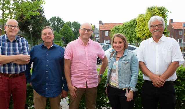 Het bestuur van het Dorpsplatform Woensdrecht. V.l.n.r. Kees Gravemaker, Herman Heins, Gerard v.d. Bergh, Marjolein v. Put die sinds vandaag Niek van Essen opvolgt en voorzitter Jac Smeijers.