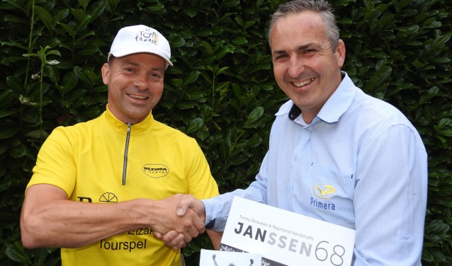 Tourspelwinnaar Eric Goossens wordt gefeliciteerd door Niels van Elzakker.