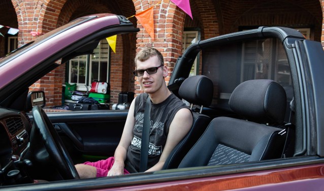 Yann v.d. Bosch koos een auto waar Bassie en Adriaan ook altijd in reden.