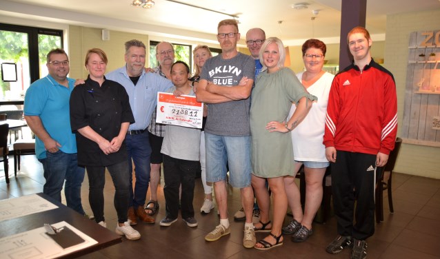 Uitreiking van de cheque door het bestuur van het Koppeltoernooi aan de Colweghe.