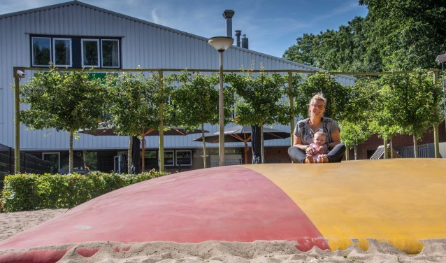 Anne-Rose Broere - met nichtje Rylee - op de boltrampoline.