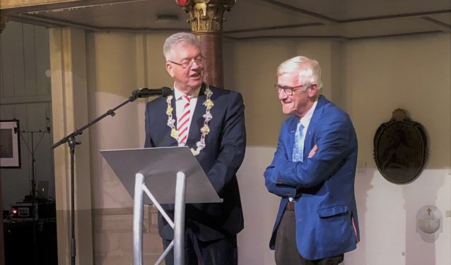 De heer Ferd Quik (rechts) ontvangt de erepenning met inscriptie van gemeente Bergen op Zoom uit handen van burgemeester dr. Frank Petter.