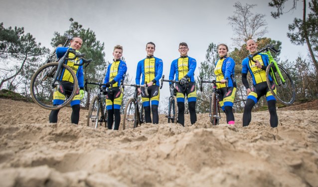 Trainer Ronald Nooij met zijn Huijbergse pupillen: Brent, Maarten, Joost, Bianca en Marlon.