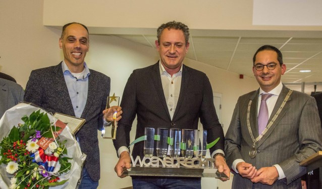 Directeuren Ricardo Moerkens en Lennaert van Dijk van Tummers Food Processing ontvangen de promotieprijs van burgemeester Steven Adriaansen.